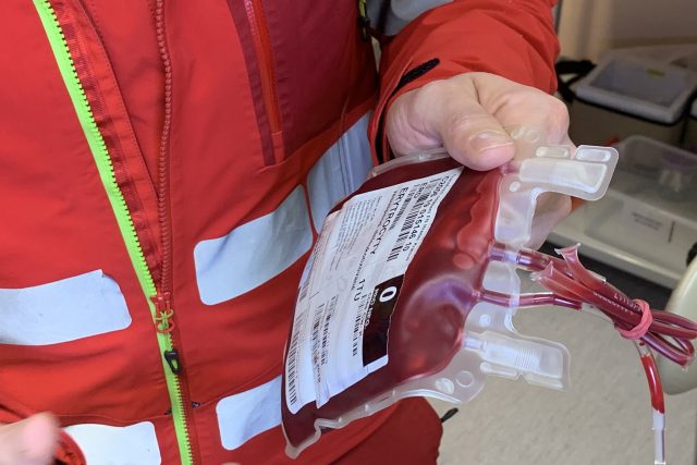 Krev připravená k transfuzi na palubě záchranářského vrtulníku | foto: Martin Pařízek,  Ondřej Vaňura,  Český rozhlas