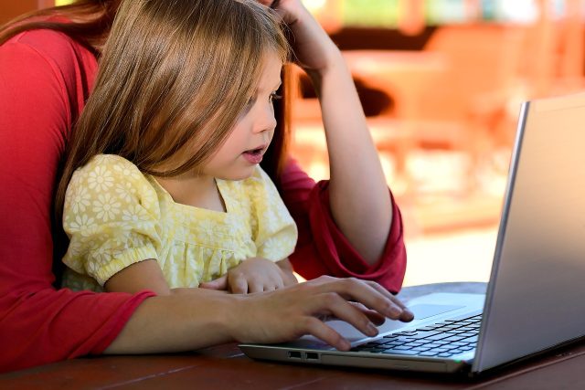 Dítě u počítače na domácí výuce | foto: Pixabay CC0 Creative Commons
