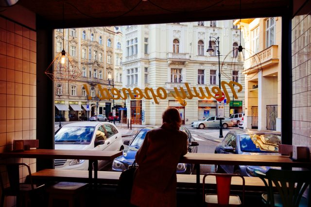 Pohled na pražskou Dlouhou třídu,  jednu z ulic nejvíc postižených overturismem | foto: Profimedia