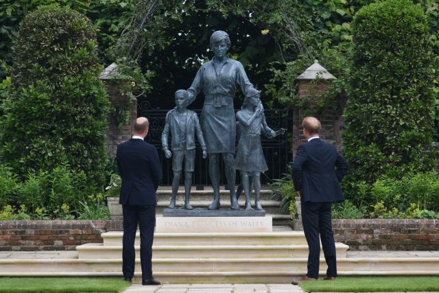 Odhalení sochy princezny Diany bylo po dlouhé době první oficiální příležitostí,  na které se objevili princové William a Harry spolu | foto: ČTK/ZUMA/Pool