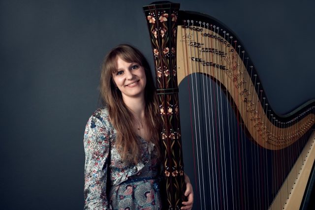 Barbora Plachá sehnala autentickou harfu z osmnáctého století | foto: Llouis Calm,  Vida1
