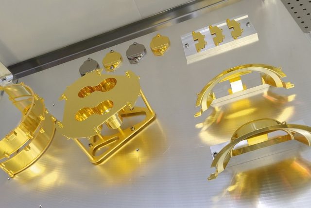 Titanové komponenty pro výrobu kryostatu potažené čistým zlatem | foto:  Frentech Aerospace