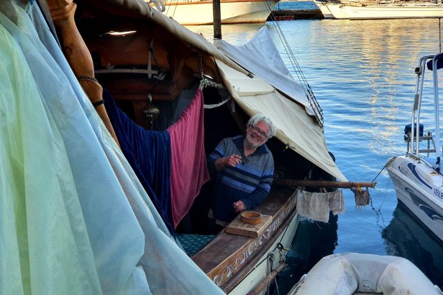 Thanasis na lodi žije už třináct let. Nemá žádnou kajutu,  je přikrytá pouze celtovinou | foto: Pavla Smetanová,  Český rozhlas