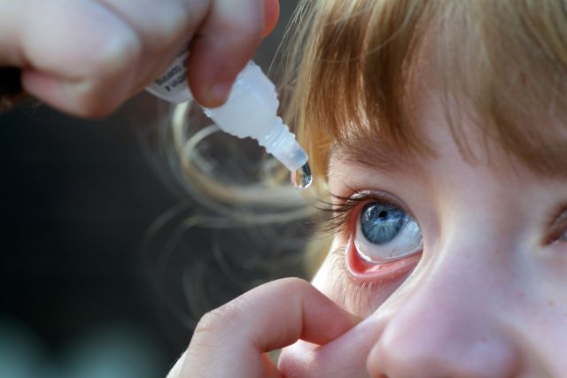 Lékaři vám mohou nasadit oční kapky,  nebo můžete vyzkoušet americkou metodu třikrát dvacet | foto: Profimedia