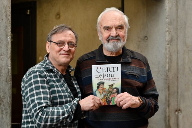 Zdeněk Svěrák  (vpravo) s ilustrátorem jeho knihy pro děti Čerti nejsou Jindrou Čapkem  (vlevo) | foto: Agáta Faltová,  Český rozhlas