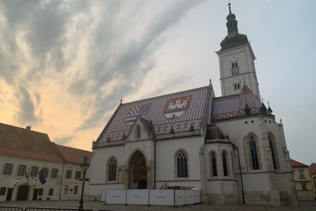 Kostel svatého Marka působí v zapadajícím slunci o poznání méně křiklavě než během dne. Mozaiková střecha je nepřehlédnutelná | foto: Pavel Novák,  Český rozhlas,  Český rozhlas