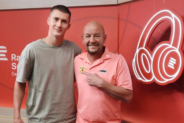 Hokejista Martin Nečas s moderátorem Pavlem Nečasem ve studiu Radiožurnálu Sport | foto: Anna Duchková,  Český rozhlas