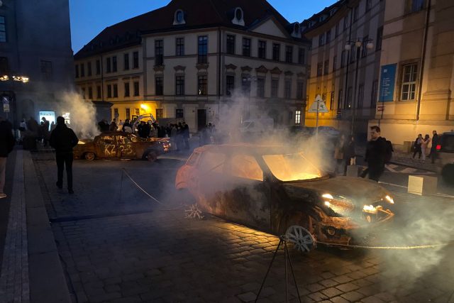 Instalace zničených aut z Ukrajiny na Mariánském náměstí | foto: Natalie Máchová,  Český rozhlas