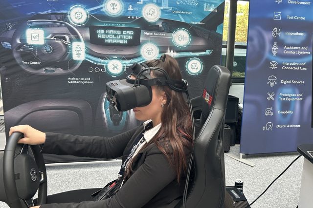 Simulátor jízdy ve virtuální realitě se velice blíží zážitku za skutečným volantem | foto: Eva Kézrová,  Český rozhlas