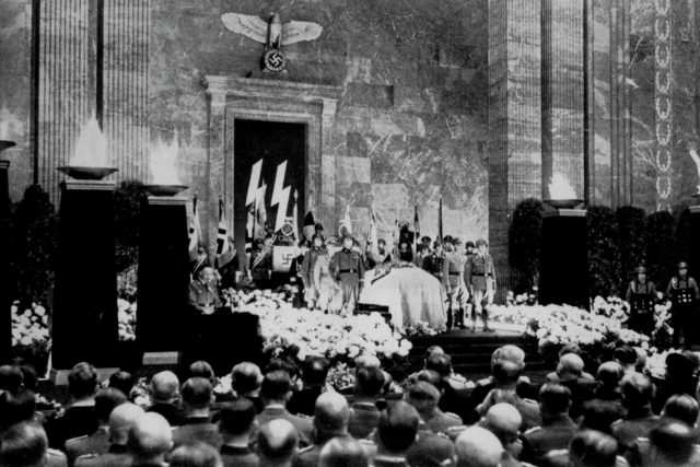 Smuteční průvod následně prošel z Hradu přes Karlův most až na Hlavní nádraží,  odkud byla rakev převezena do Berlína. Zde se 9. června 1942 uskutečnila závěrečná část Heydrichova pompézního pohřbu | foto: Archiv Eduarda Stehlíka