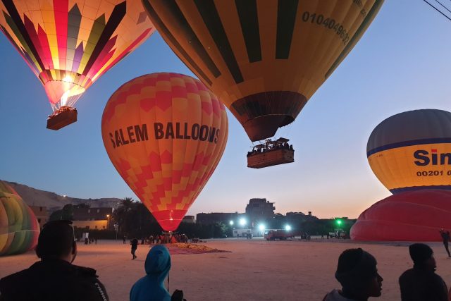 Ještě před východem slunce se asi dvacítka balonů postupně odlepuje od země | foto: Štěpán Macháček,  Český rozhlas,  Český rozhlas