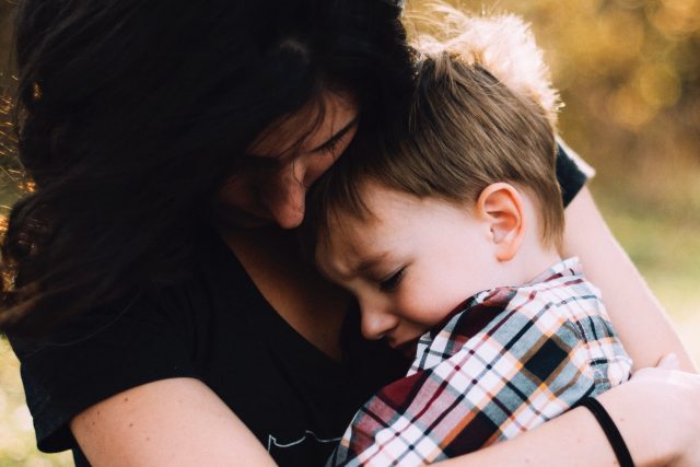 matka s dítětem - smutné dítě | foto: Unsplash,  CC0 1.0