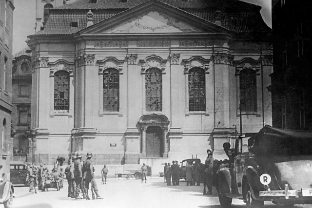 Chrám sv. Cyrila a Metoděje  (za okupace sv. Karla Boromejského) v Resslově ulici 18. června 1942. Krátce po posledním boji sedmi statečných českých výsadkářů | foto: Archiv Eduarda Stehlíka