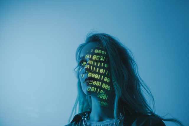 AI žena umělá inteligence kódování programování | foto: Pexels,  Licence Pexels