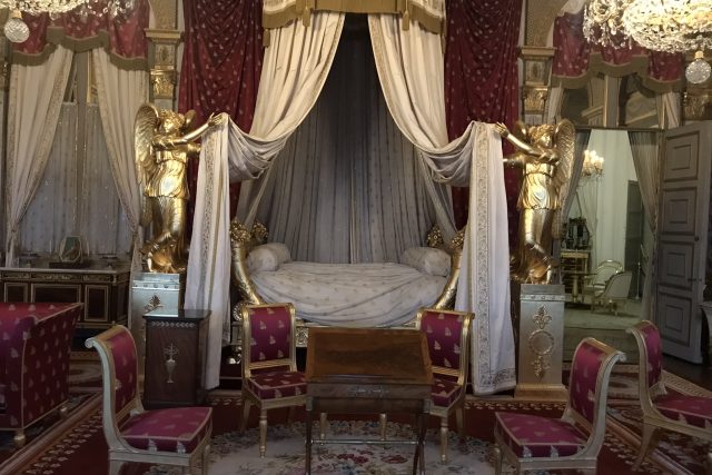 Císařská ložnice byla menší než královská; Napoleon nepotřeboval příliš prostoru,  zato vybavení bylo majestátní | foto: Marie Sýkorová,  Český rozhlas