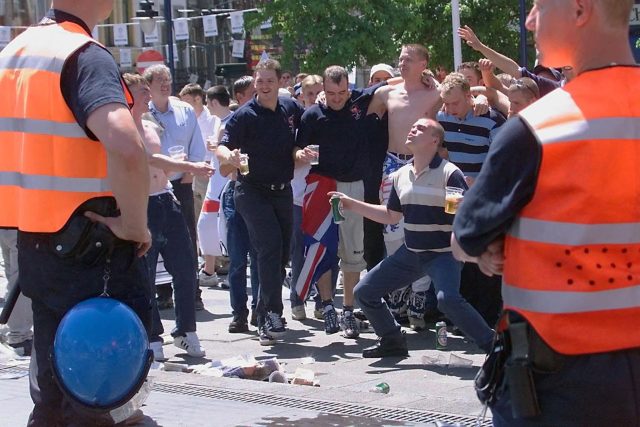 Belgičtí fotbalisté měli na Euru 2000 plno starostí s britskými fanoušky | foto:  Philippe Huguen,  AFP / Profimedia