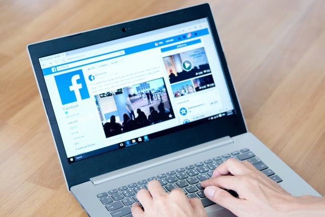 Facebook ,  sociální sítě ,  notebook ,  sociální síť | foto: Seasontime / Shutterstock