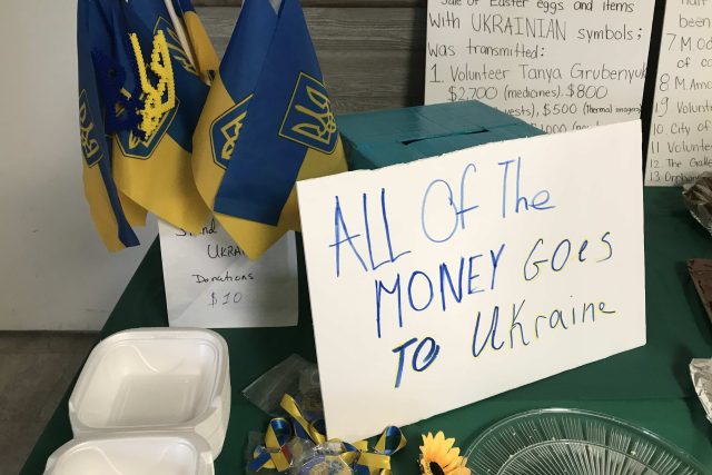Kdo zaplatí 25 dolarů,  dostane domácí ukrajinské jídlo. Všechny vybrané peníze jdou na Ukrajinu | foto: Jan Kaliba,  Český rozhlas