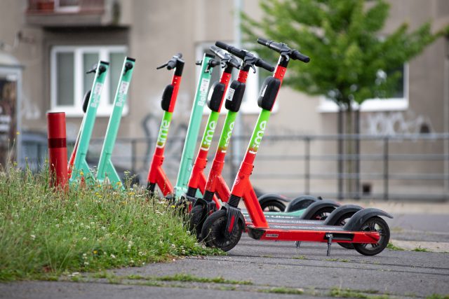 V centru Prahy by už neměly chodcům překážet volně odkládané koloběžky  | foto: Honza Ptáček,  Český rozhlas