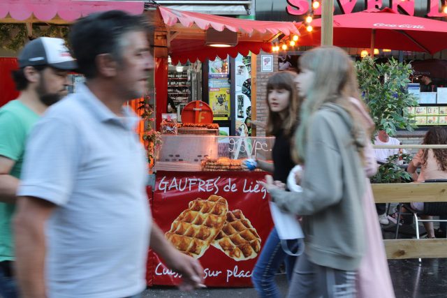 Protože místní blešáky jsou taková pouť,  nechybí kolotoče,  střelnice nebo stánek s waflemi | foto: Viktor Daněk,  Český rozhlas