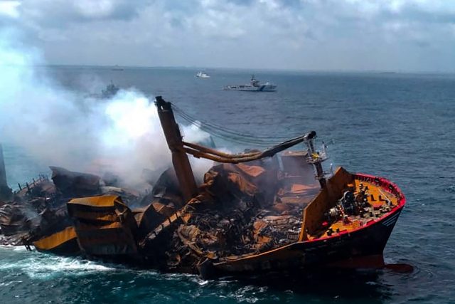Tanker s chemikáliemi,  který způsobil ekologickou katastrofu u Srí Lanky | foto:  AFP PHOTO/Sri Lanka Air Force,  Fotobanka Profimedia