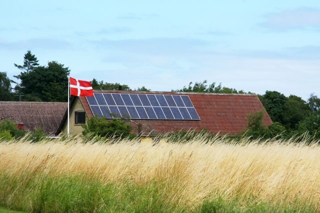 Solární panely na střeše místního pivovaru. Ostrov Samsø využívá 100 % obnovitelné energie. | foto: Shutterstock