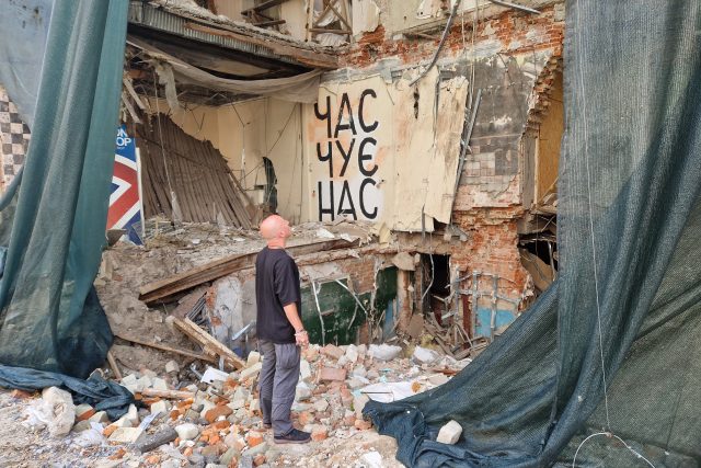 Čas nás slyší - nápis ve zničeném klubu | foto: Patrik Salát,  Český rozhlas