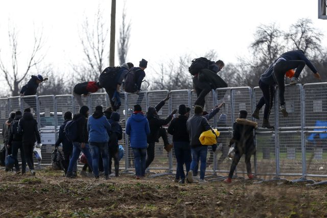 Běženci na řecko-tureckých hranicích | foto:  Emrah Gurel,  ČTK/AP