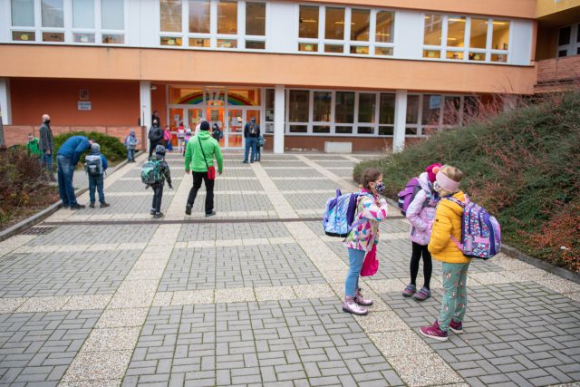 Děti s rouškou u školy | foto: Jan Salač,  MAFRA / Profimedia