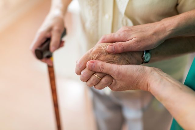Péče o nemocného seniora je velmi náročná | foto: Shutterstock