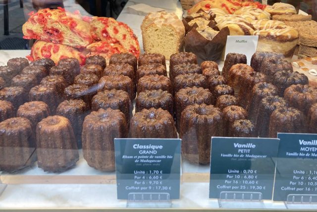Canelé je sladký dezert,  který připomíná muffin,  připravuje se ale z palačinkového těsta | foto: Martin Balucha,  Český rozhlas