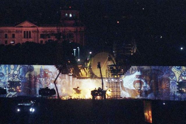 Kvůli koncertu vyrostla na berlínském Postupimském náměstí 170metrová polystyrenová zeď,  která byla na konci show symbolicky zbořena | foto: Bundesarchiv,  Bild 183-1990-0722-405,  CC BY-SA 3.0