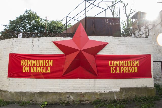 Komunismus je vězení,  vítá návštěvníky u vstupu do  muzea nápis na transparentu | foto: Kateřina Havlíková,  Český rozhlas,  Český rozhlas