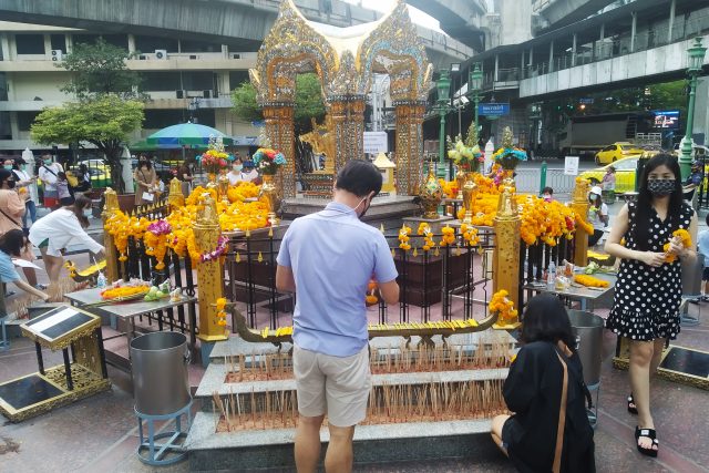 Druhý rok po sobě jsou v době Songkranu zakázány hromadné modlitby i spontánní oslavy. Světoznámý oltář Erawan v centru Bangkoku | foto: David Jakš,  Český rozhlas,  Český rozhlas