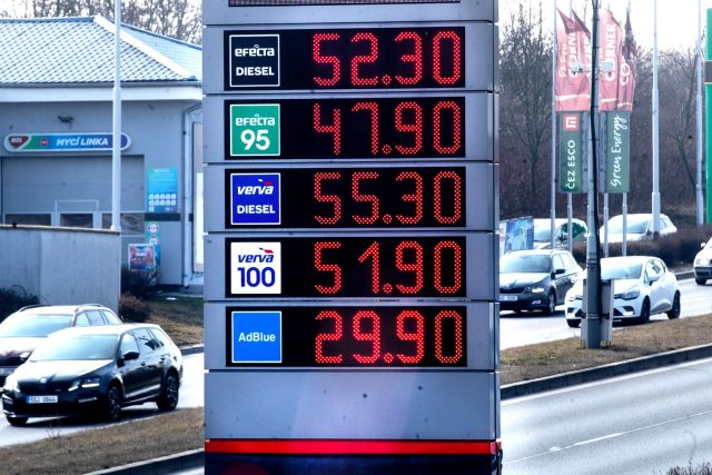 Snížení spotřební daně na benzín a naftu by měla zaručit i snížení jejich ceny. | foto: Michal Růžička,  MAFRA / Profimedia