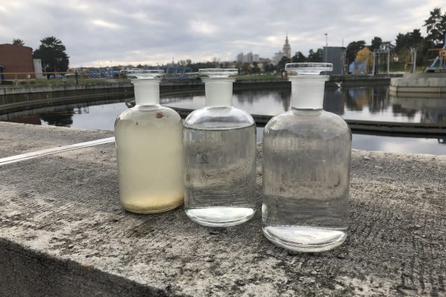 V lahvičkách jsou vzorky vody. Zatímco první vzorek je viditelně znečištěný,  ve druhé a třetí lahvičce jsou pitná voda a recyklovaná voda z kontejneru | foto: Vojtěch Koval,  Český rozhlas