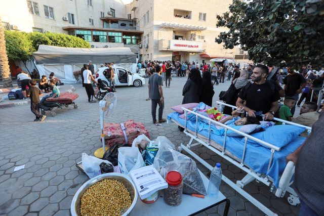 Palestinští pacienti prchají z nemocnice al-Aksá v Deir Balahu | foto: Reuters