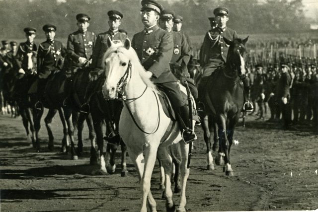 Japonský císař Hirohito během vojenské přehlídky,  31. 12. 1939 | foto: Fotobanka Profimedia