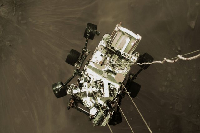 Snímek vozítka Perseverance při přistávání | foto: NASA