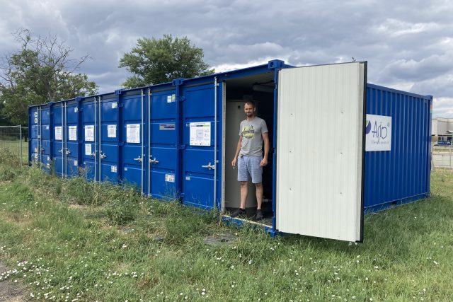 Kontejnerový domek v ČOV v Modřicích u Brna dočišťuje už jednou vyčištěnou vodu | foto: Michal Šafařík