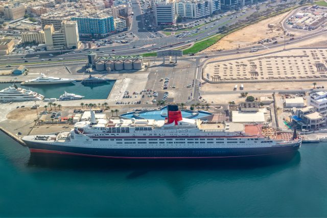 Druhá z lodí pokřtěných jako HMS Queen Elizabeth slouží jako hotel v Dubaji | foto:  Delpixel,  Shutterstock