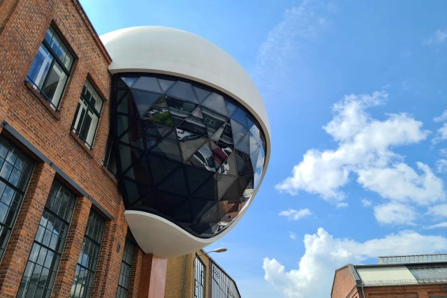 Luxusní restaurace,  připomíná oční bulvu,  kulatou bezpečnostní kameru nebo bouli,  která vyrostla ze střechy cihlového domu v německém Lipsku | foto: Tomáš Kremr,  Český rozhlas