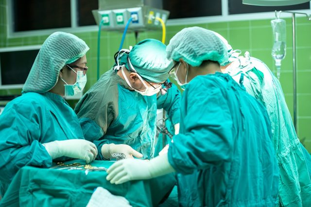 Operace chirurg chirurgie operační sál | foto: Pexels,  Licence Pexels