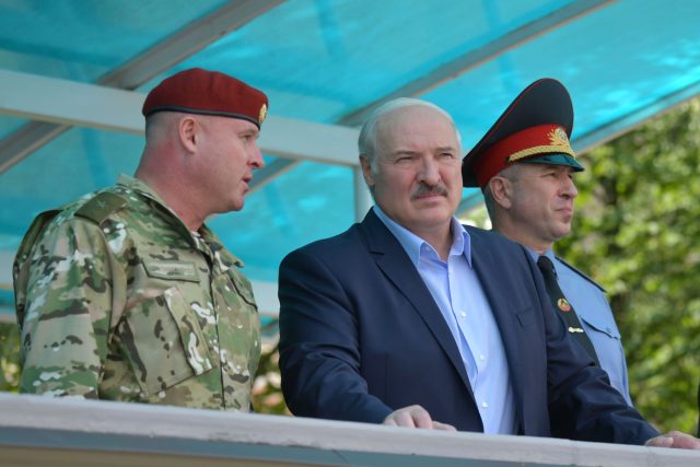Běloruský prezident Alexandr Lukašenko při návštěvě útvaru vojsk ministerstva vnitra | foto: Fotobanka Profimedia