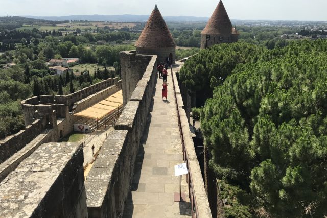 Z hradeb Carcassonne je potřeba podívat se i na druhou stranu,  do dáli. Jen tak pochopíte,  jak významné zdejší opevnění bylo | foto: Marie Sýkorová,  Český rozhlas