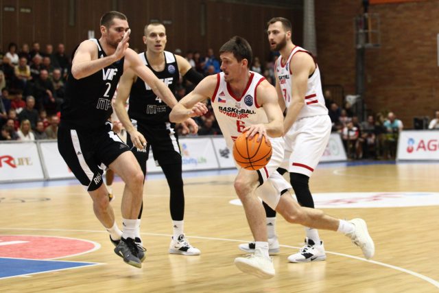 Basketbalista Pavel Pumprla při zápasech | foto: Tomáš Laš