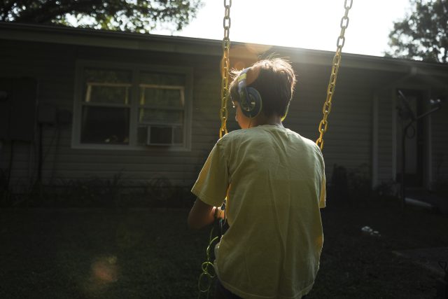 Často nadané děti s nadprůměrným intelektem kvůli poruše autistického spektra nedokážou komunikovat s ostatními a navazovat vztahy | foto: Staff Sgt. Jake Barreiro,  U.S. Department of Defense