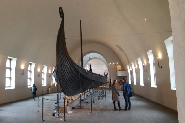 V muzeu jsou k vidění tři originály vikinských lodí,  které se dochovaly díky tomu,  že byly pohřbeny spolu s vikinskými náčelníky | foto: Matěj Štýs,  Český rozhlas,  Český rozhlas