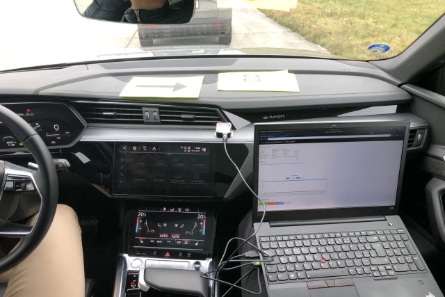 Uvnitř kromě řidiče seděl jeden z vědců ČVUT s počítačem,  na kterém sledoval naměřená data | foto: Vojtěch Koval,  Český rozhlas