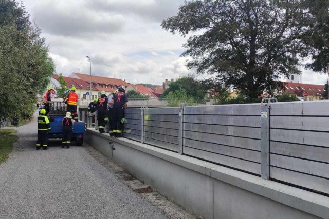 Příprava protipovodňových hrází ve Velkém Meziříčí | foto: Petra Musilová,  HZS Kraje Vysočina